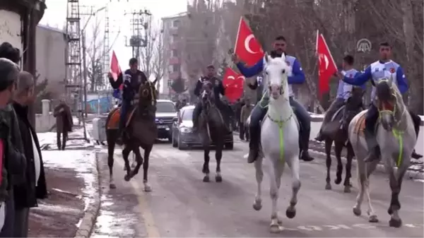 Cirit sporcularının karlı zeminde atlarıyla gösterileri ilgi çekti