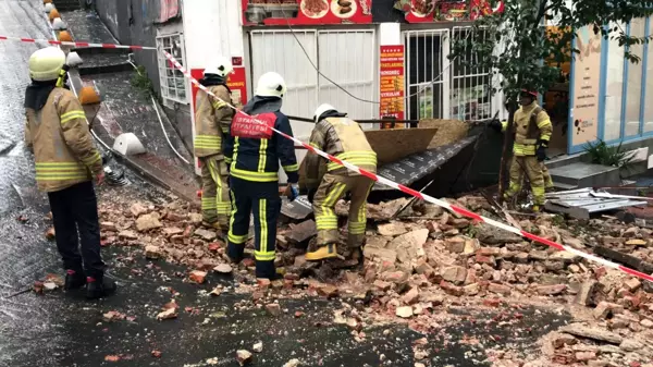 Beyoğlu'nda tadilat halindeki bir bina çöktü