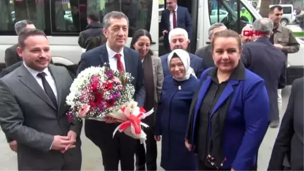 Hatay-bakan selçuk, yıkılma tehlikesi altındaki tarihi iskenderun lisesi'ni inceledi