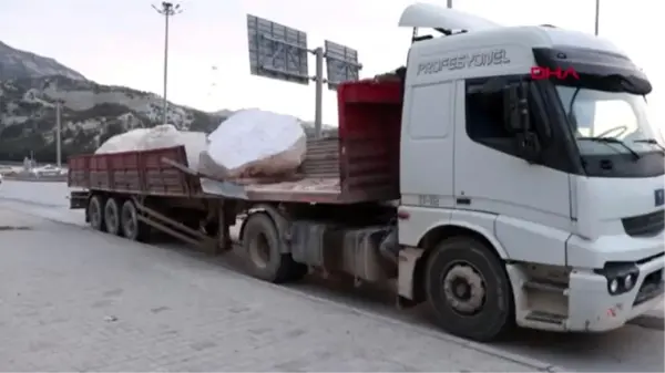 Burdur tır'ın dorsesindeki 10 tonluk mermer blok, kasayı kırarak karayoluna düştü