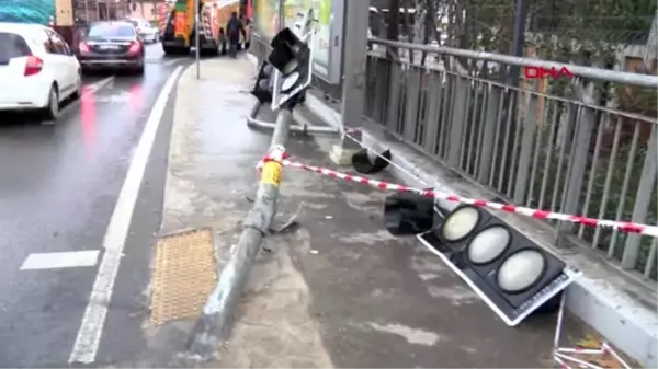 Üsküdar'da servis midibüsü elektrik direğine çarptı; trafikte yoğunluk oluştu