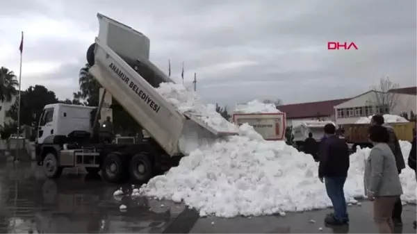 Mersin anamur'da çocuklara kar topu hediyesi