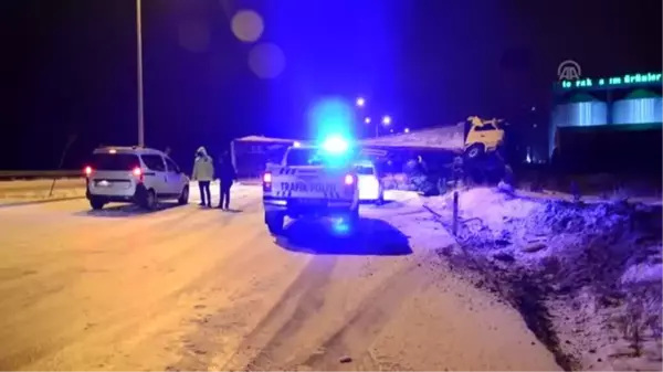 Sebze yüklü tırın devrilmesi sonucu kara yolu trafiğe kapandı