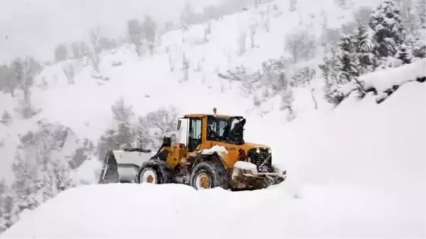 Yolu kardan kapanan köyde mahsur kalan hasta 4 saatte kurtarıldı