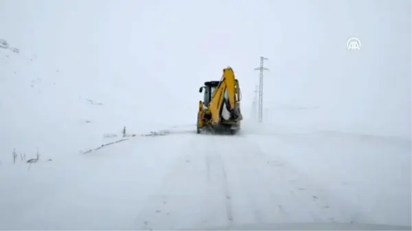 Yolu kardan kapanan köydeki hasta için seferber oldular