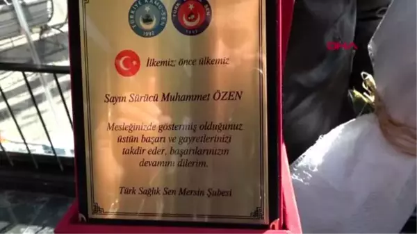 Bebeği hayata döndüren sağlık ekibine plaket