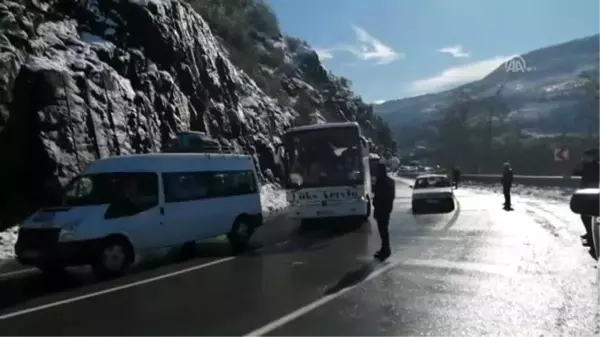 Buzlanma nedeniyle iki aracın yoldan çıktığı kazada 4 kişi yaralandı