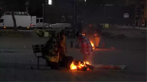 Depremden etkilenen Elazığ'da çok sayıda aile geceyi dışarıda geçirdi