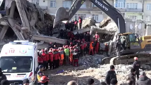 Elazığ'daki deprem - Sürsürü Mahallesi'nde yıkılan binada çalışmalar devam ediyor (5)