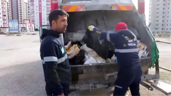 Temizlik işçileri sokak hayvanlarını besliyor