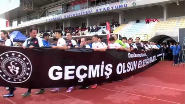 Spor suriyeli gençler, eski futbolculara gösteri maçı yaptı