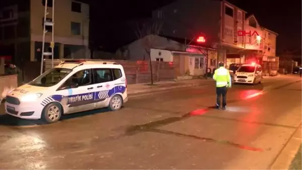 Otomobil kamyonetle çarpıştı: 1'i polis, 2 yaralı