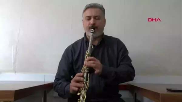 İzmir çiğ köfteci rahmi usta'dan klarnetle müşterilerine müzik ziyafeti