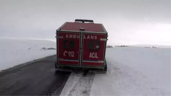 Paletli ambulansla karları aşıp hasta çocuğu hastaneye yetiştirdiler