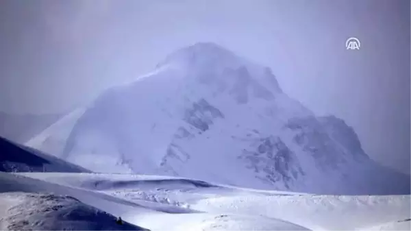 Çığın düştüğü bölgede arama çalışmaları sürüyor