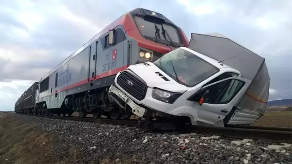 Bariyerleri kırıp geçmeye çalışan kamyonete tren çarptı