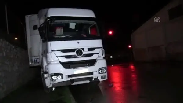 Tırın sinyalizasyonda bekleyen otomobillere çarpmasıyla 5 kişi yaralandı