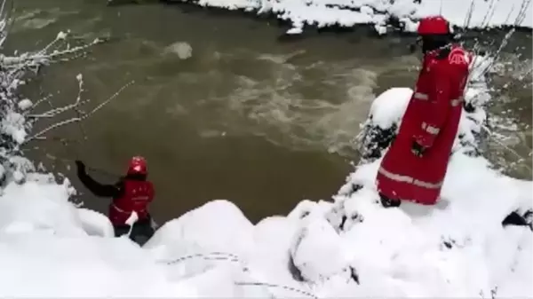 Dereye devrilen iş makinesinin operatörünü arama çalışmaları sürüyor