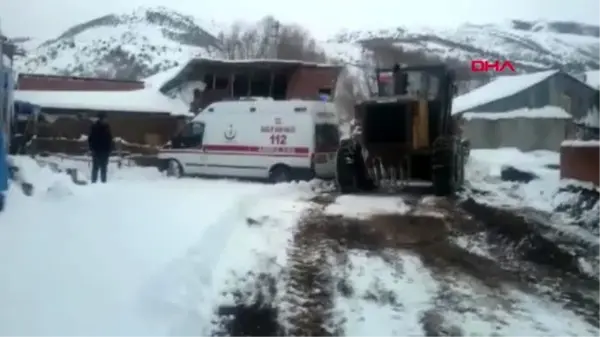 Sivas yolu kapalı köylerdeki hastaları karla mücadele ekipleri kurtardı