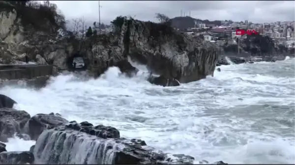 Zonguldak'ta dalgalar mendireği aştı