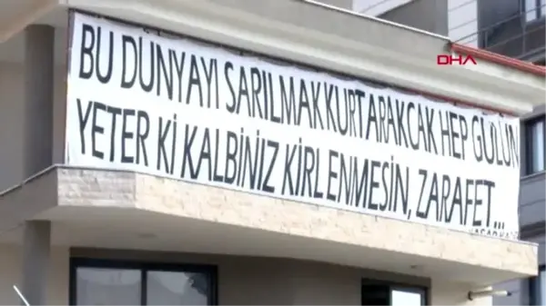 Toplumsal mesaj içeren cümleleri, afişlere yazdırıp dükkanının dışına asıyor