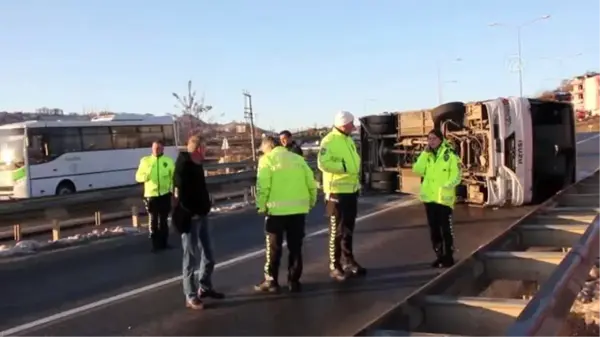 İşçileri taşıyan midibüs devrildi: 12 yaralı