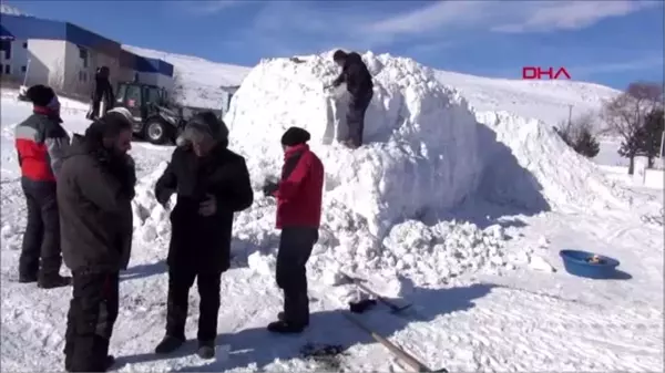 Ardahan doğu ekspresi'nin kardan heykelini yapıp, ardahan'a getirilmesini istediler