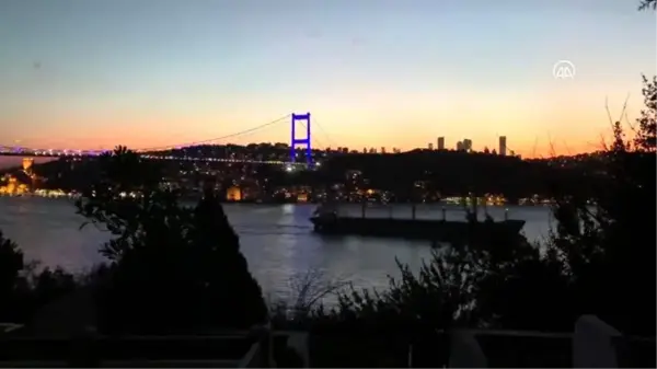 İstanbul'un iki köprüsü Kosova bayrağı renklerine büründü