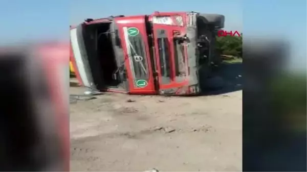 İstanbul sultangazi'de kaçak döküm yapan hafriyat kamyonu devrildi