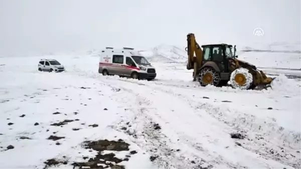 Yolu kapanan köydeki hasta 3 saatlik çalışmayla hastaneye ulaştırıldı