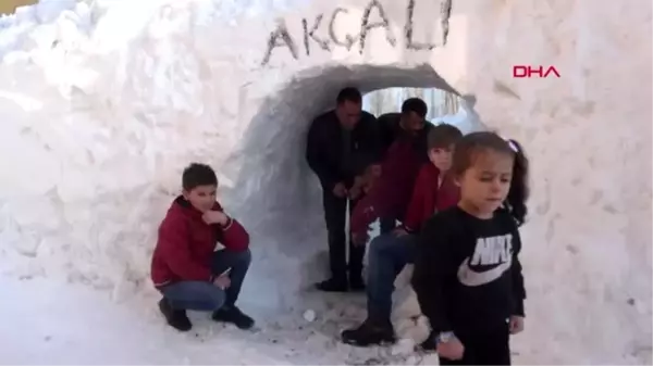 Hakkari yüksekova'da aileler, 'kar tüneli'nden geçerek evlerine girip çıkmaya başladı