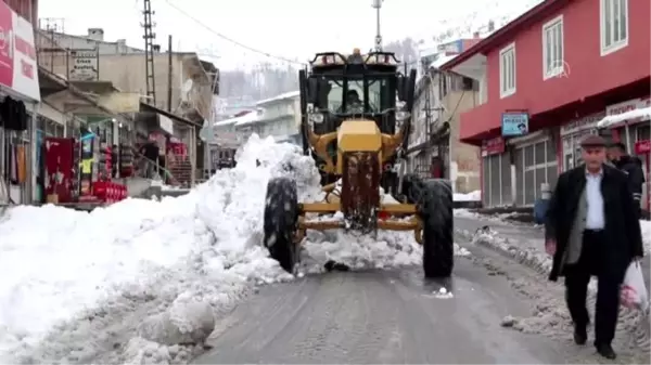 Başkale'de biriken karlar, kamyonlarla ilçe dışına taşınıyor