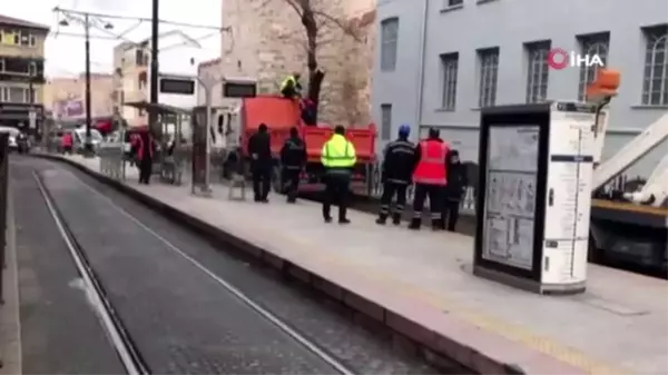 Gülhane'de ağaç devrilmesi nedeniyle tramvay seferleri aksadı