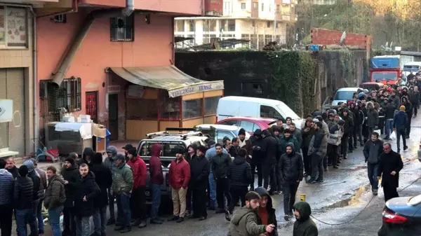 Rize'de 830 mevsimlik işçi alımını duyanlar gece yarısından itibaren kuyruğa girdi