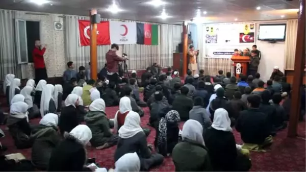 Afganistan'daki yetimler İdlib şehitleri için hatim duası okudu