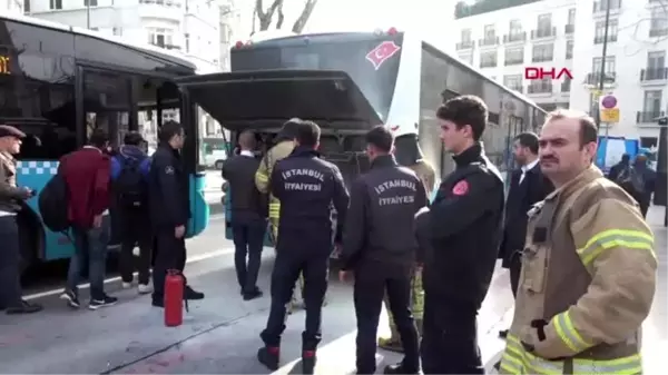 Beyoğlu'nda özel halk otobüsünde yangın paniği