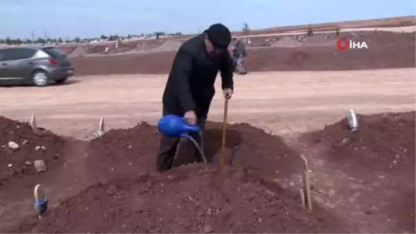 Kadınlar Günü'nde, eski kocası tarafından öldürülen kızının mezarında gözyaşı döktü