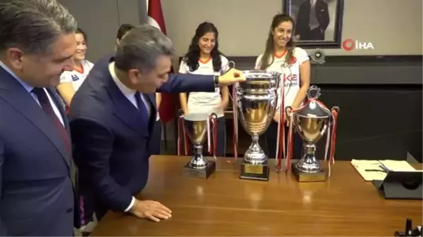 Başarılı hokeycilere altın ödülü