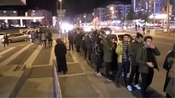 Memleketlerine gitmek isteyen üniversite öğrencileri terminallerde yoğunluk oluşturdu