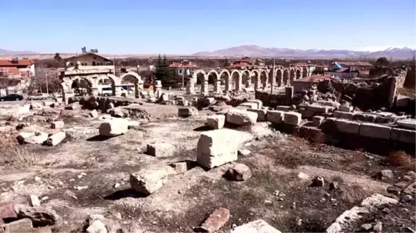 Gümüşler Manastırı ziyaretçilerini 