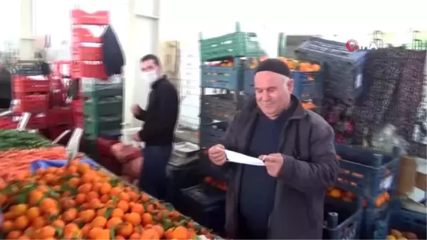 Tedbirler kapsamında pazarcılara eldiven ve maske dağıtıldı