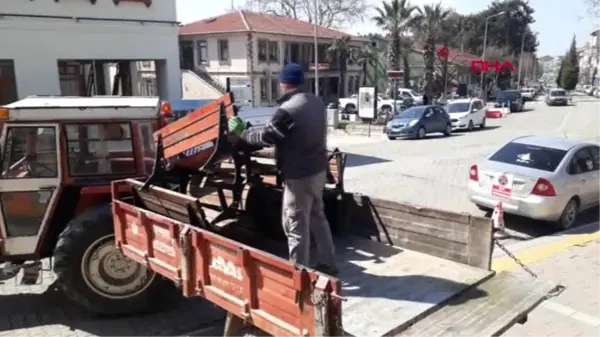 ÇANAKKALE Bayramiç'te belediye ekipleri bankları topladı