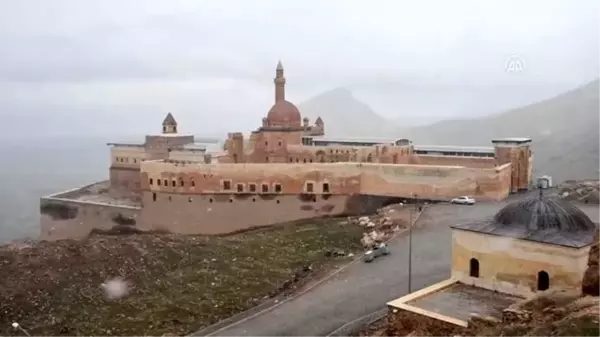 İshak Paşa Sarayı koronavirüs tedbirleri kapsamında ziyarete kapatıldı