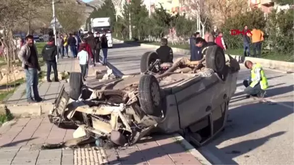 Derik'te kaldırıma çarpan otomobil takla attı