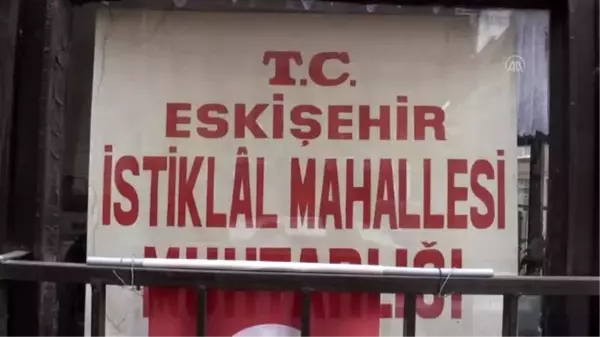 Muhtar ile imamdan 65 yaş ve üzerindeki vatandaşlara ücretsiz ekmek