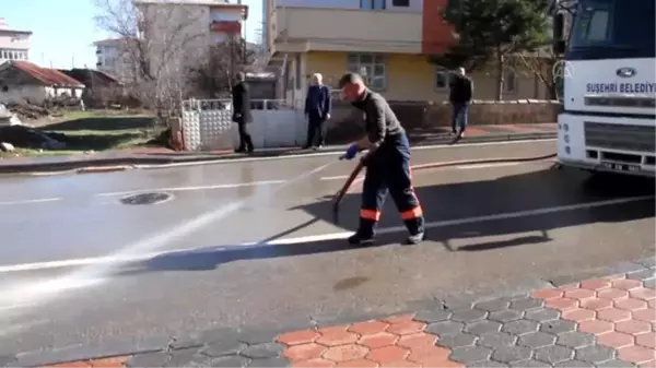 Suşehri'nde cadde ve sokaklar koronavirüse karşı ilaçlandı