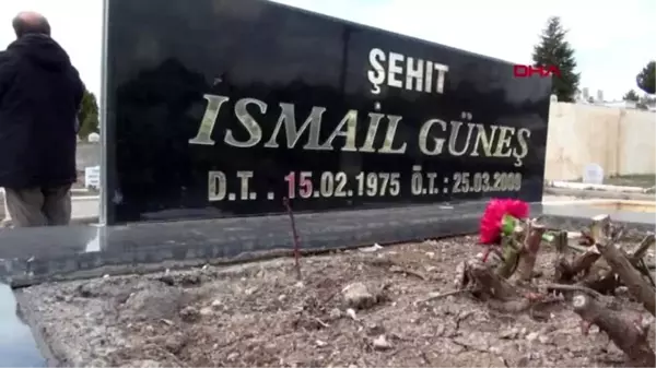 Meslektaşları, gazeteci İsmail Güneş'i kabri başında andı