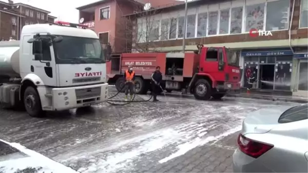 Ahlat'ta cadde ve sokaklar ilaçlı suyla yıkanıyor