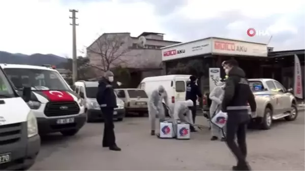 Sındırgı'da meydanlara el dezenfekte noktaları oluşturuldu