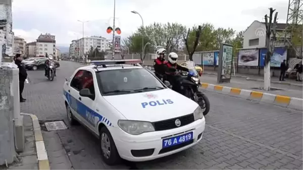 Polis sokak sokak dolaşarak vatandaşlara 